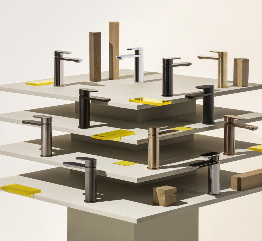 Смеситель для ванны Zucchetti Octo, напольный, однорычажный, с ручным душем, цвет Brushed British Gold PVD - изображение 1