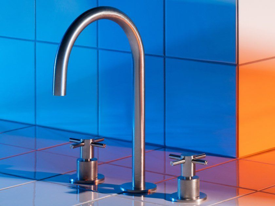 Смеситель для раковины Zucchetti Helm, двухвентильный, на 3 отверстия, аэратор, излив h285 мм, без донного клапана, гибкие шланги, цвет брашированная нержавеющая сталь - изображение 2