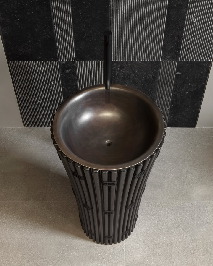 Раковина с пьедесталом Antonio Lupi Ramses, напольная, Ø495xH855 мм, чаша в отделке Bronze Dark Patina, деревянные рейки Frassino Moka