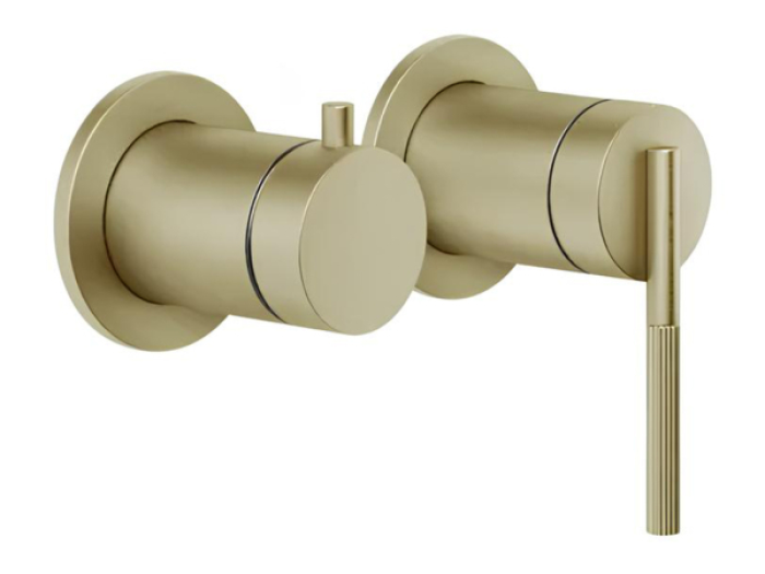 На изображении товар Cмеситель Gessi Ingranaggio, настенный, с переключателем ванна-душ, встраиваемый, цвет Brushed Brass PVD от официального представителя в Москве