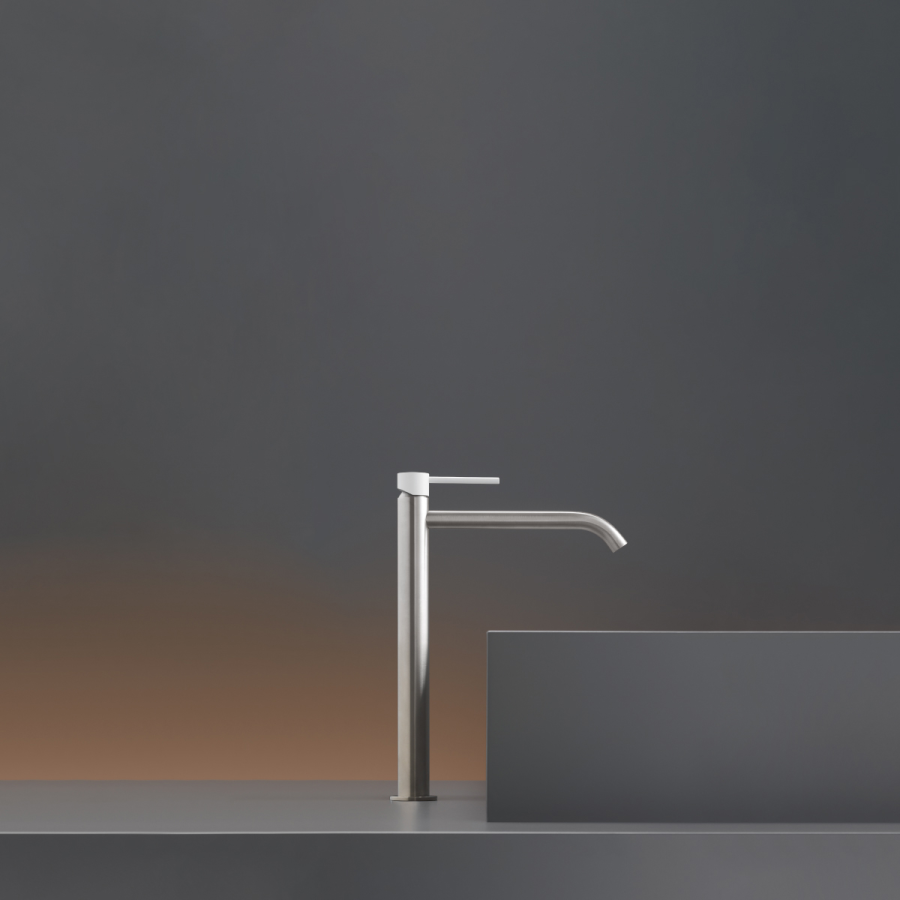 Смеситель для раковины CEA Design Gastone, однорычажный, h-305 мм, открывается холодной водой, ручка в цвете White, цвет сатинированная сталь - изображение 1