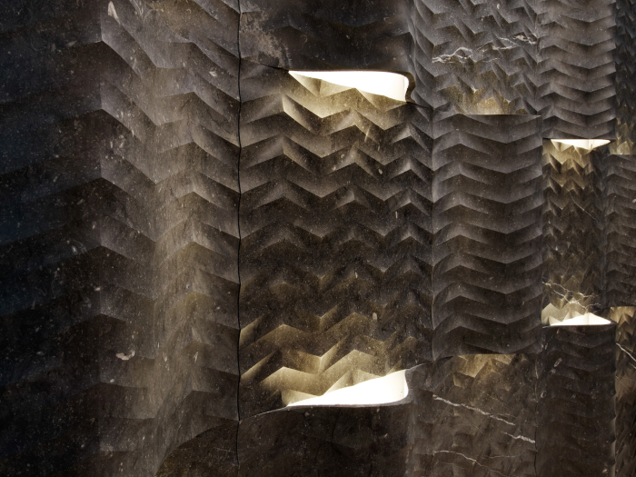 На изображении товар Lithos design Камень со световым элементом Marble Wall Coverings  Pietre Incise Geometric Giza Curve Luce 60x60x14 от официального представителя в Москве