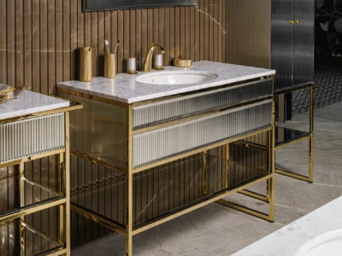 На изображении товар Комплект мебели Oasis Academy, на 4 элемента, L1100 мм, в отделке Specchio Ribbed, фурнитура золото от официального представителя в Москве