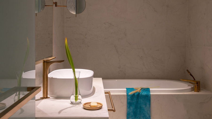 Смеситель для ванны Gessi Rilievo, на 3 отверстия с переключателем, изливом, выдвижным ручным душем, цвет Warm Bronze Brushed PVD - изображение 1