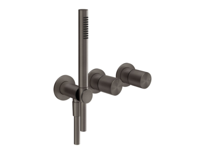 На изображении товар Cмеситель для душа Gessi Habito Rigato, встраиваемый, на 2 позиции, с переключателем, подводом воды, ручным душем и держателем для душа, внешняя часть, цвет Black Metal Brushed PVD от официального представителя в Москве