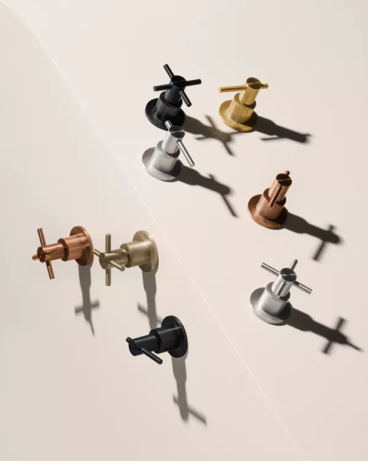 Смеситель на борт ванны Zucchetti Helm, на 5 отверстий, с фиксированным изливом, с вытяжным ручным душем со шлангом, цвет матовая нержавеющая сталь - изображение 1