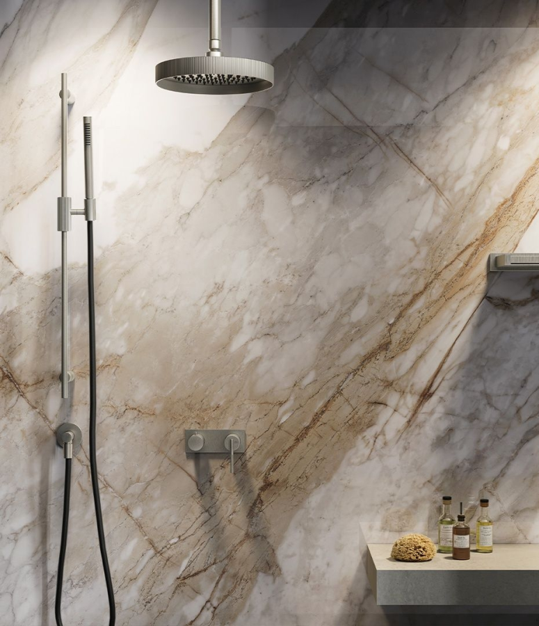 Штанга Gessi Ingranaggio, с душевой лейкой, шлангом и шланговым подсоединением, цвет Brushed Brass PVD - изображение 1