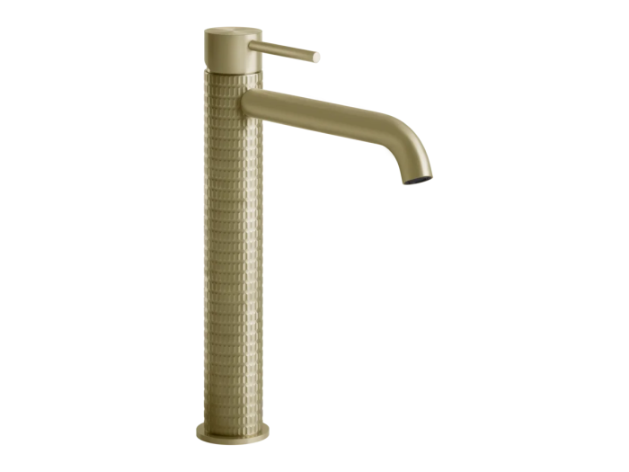 На изображении товар Смеситель для раковины Gessi316, высокий, с длинным изливом, без донного клапана, цвет Brushed Brass PVD от официального представителя в Москве