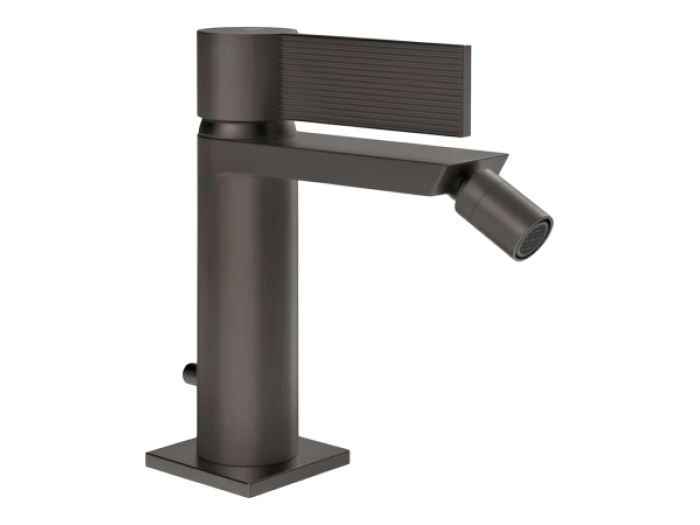 На изображении товар Смеситель для биде Gessi Inverso, однорычажный, с аэратором, донным клапаном, соединительными шлангами, Н-156 мм, цвет чёрный металл шлифованный PVD от официального представителя в Москве