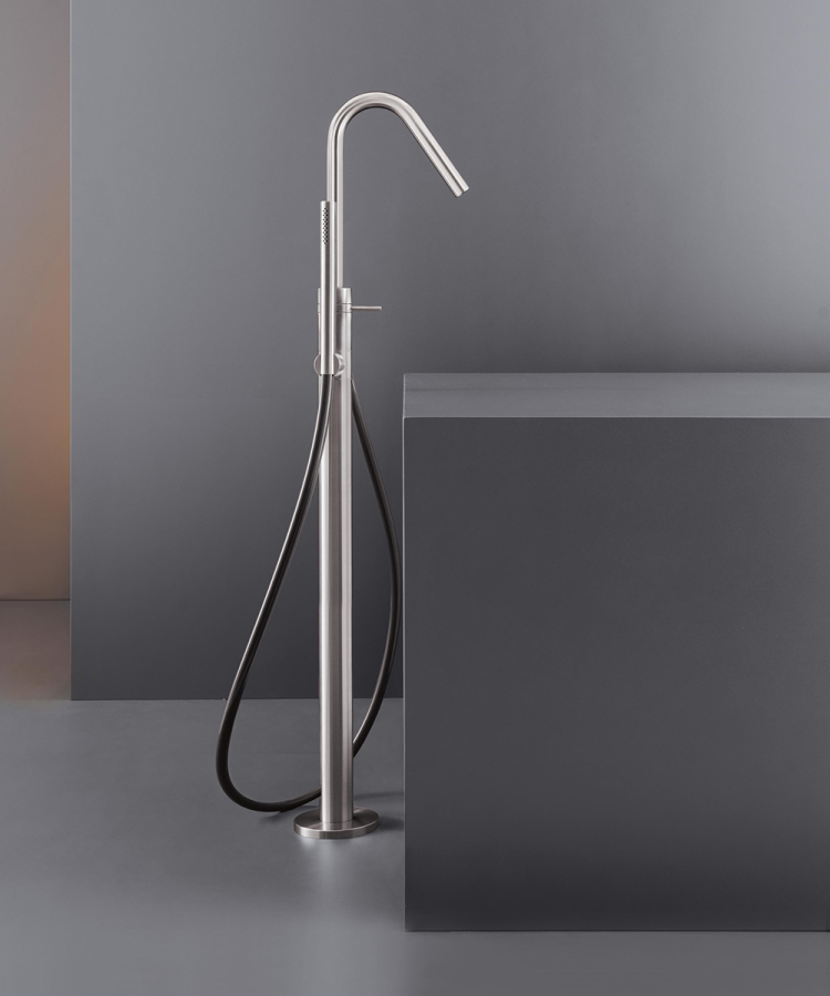 Смеситель для ванны Cea Design Gradi, отдельностоящий, H. 985 мм, поворотный излив, ручной душ Ø 18 мм, шланг Silk Grey, цвет сатин нержавеющая сталь - изображение 1