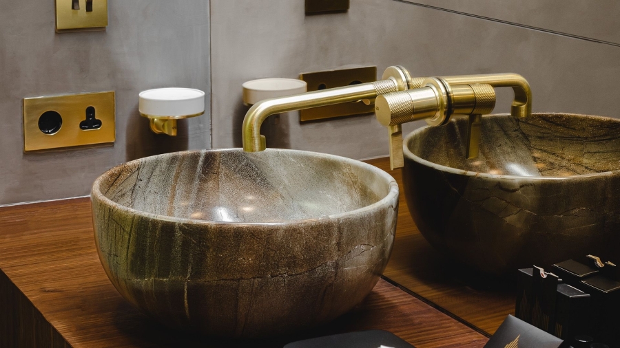 Излив Gessi Inciso, настенный, средней длины, цвет Brass Brushed PVD - изображение 1