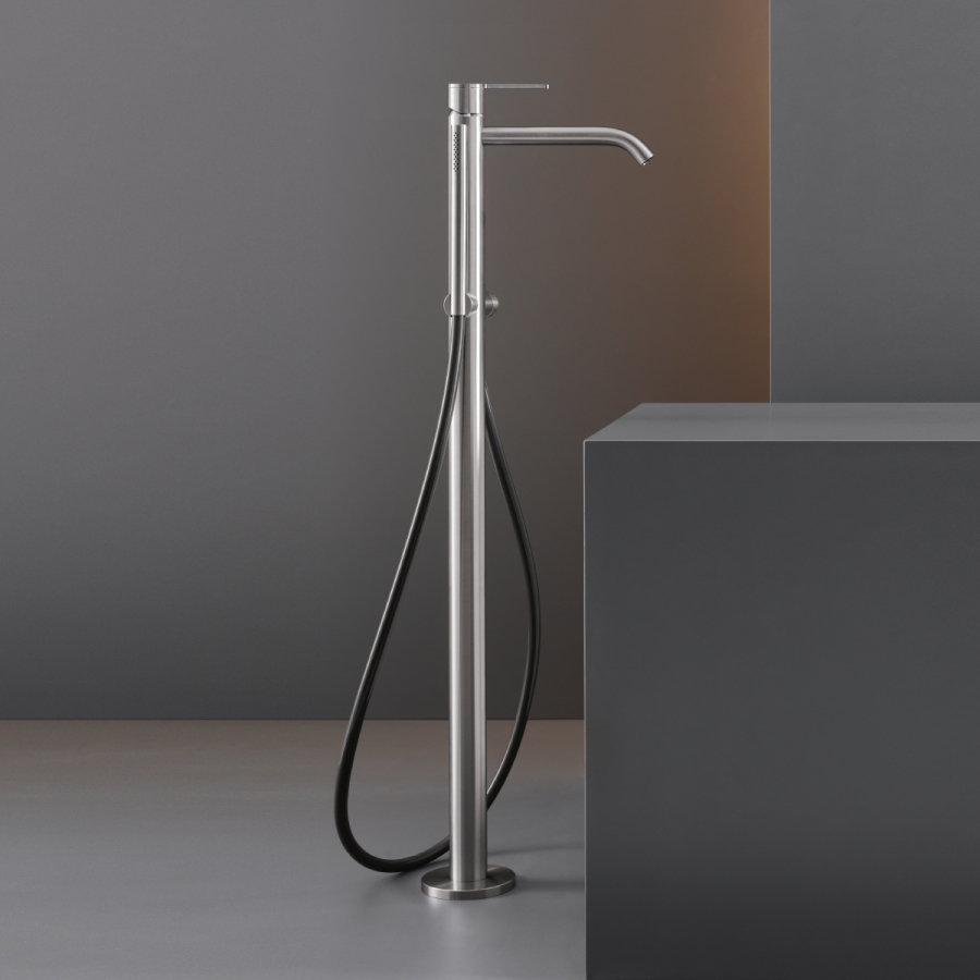 Смеситель для ванны CeaDesign Innovo, напольный, H. 855 мм, с ручным душем, шланг в стальной оплётке, внешняя часть, цвет сатинированная сталь - изображение 1