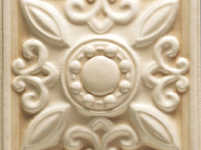 На изображении товар CERAMICHE GRAZIA Декор ESSENZE NEOCLASSICO 13X13 GELSOMINO от официального представителя в Москве