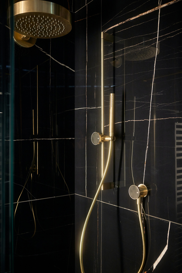 Душевой гарнитур Gessi Origini, штанга, душевая лейка, шланг, вывод воды, цвет Brushed Brass PVD - изображение 2