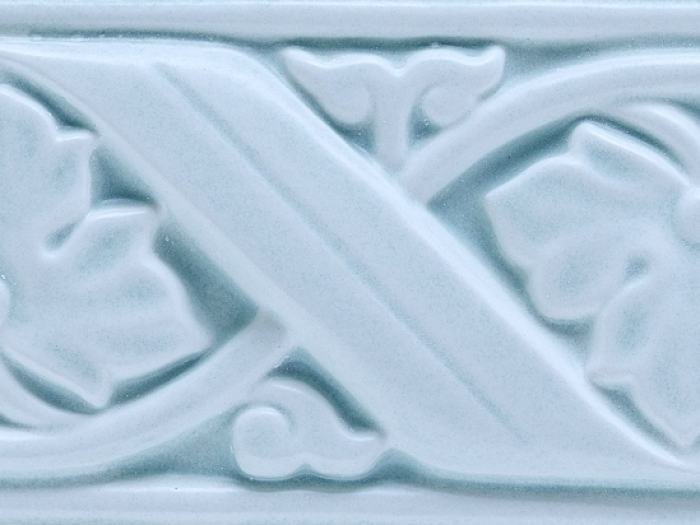 На изображении товар CERAMICHE GRAZIA Бордюр BOISERIE GEMME 8X20 GENZIANA от официального представителя в Москве