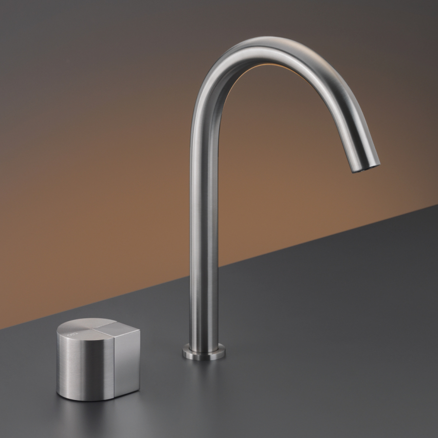 Смеситель для раковины CeaDesign Duet, на 2 отверстия, поворотный излив, H. 235 мм, сталь, цвет сатинированная бронза - изображение 1