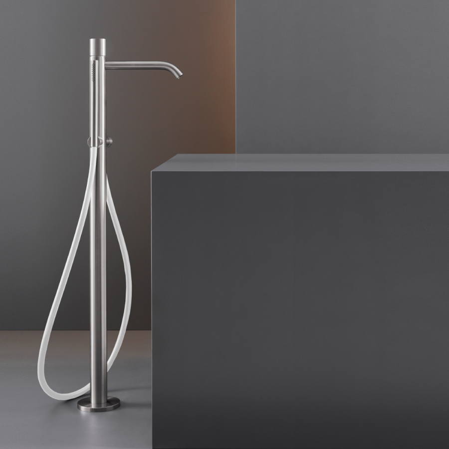 Смеситель для ванны CeaDesign Giotto Plus, напольный, H-870 мм, ручной душ Ø18 мм, шланг в цвете Silk Grey, внешняя часть, цвет сатинированная сталь - изображение 1