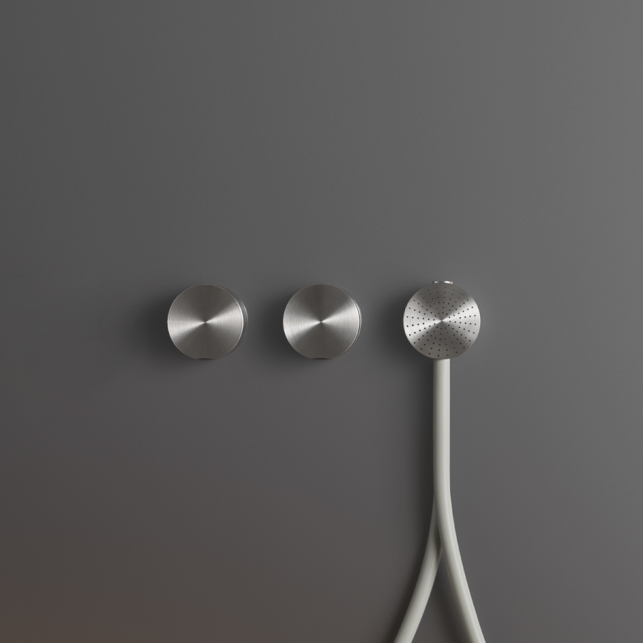 Смеситель для душа CeaDesign Giotto Plus, настенный, ручной душ Ø65 мм, шланг в цвете White, внешняя часть, цвет полированная сталь - изображение 1