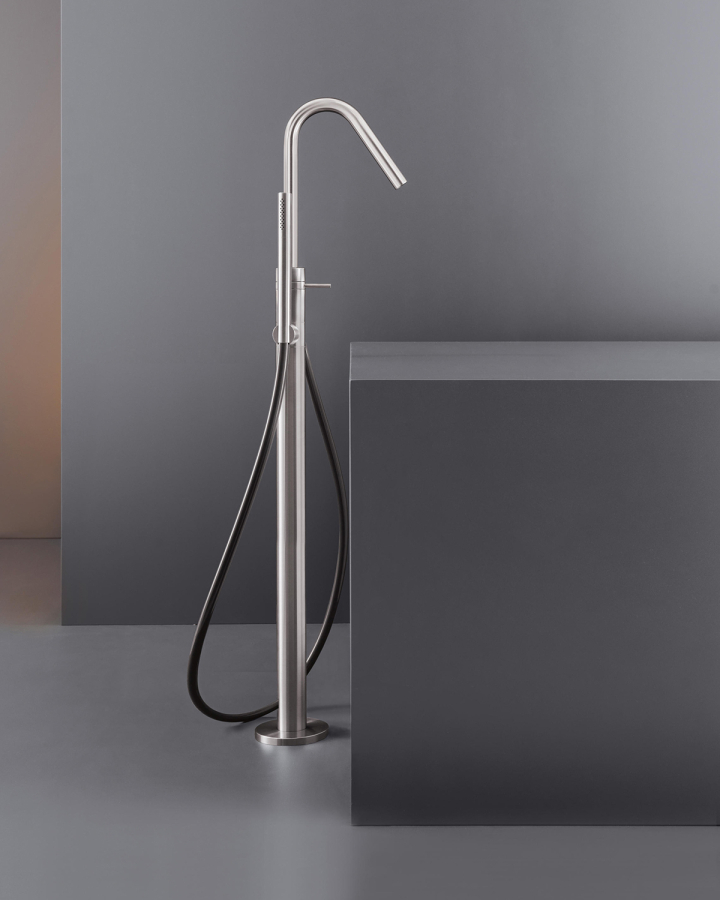 Смеситель для ванны CeaDesign Gradi, напольный, прогрессивный, поворотный излив, с ручным душем с шлангом в цвете Black, внешняя часть, сталь, цвет сатинированная сталь - изображение 1