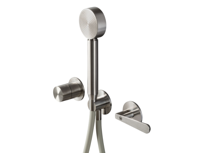 На изображении товар Термостат CeaDesign Lutezia, настенный, на 3 отверстия, ручной душ Ø 70 мм, шланг в цвете White, внешняя часть, сталь, цвет сатинированная бронза от официального представителя в Москве