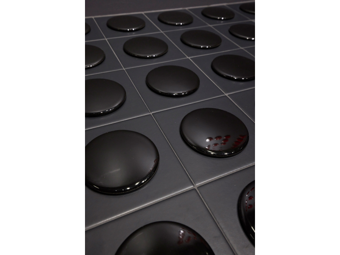 На изображении товар Плитка Tonalite Cerchio, керамическая, 15×15 см, керамический круг 10 см, цвет чёрный, глянцевый от официального представителя в Москве