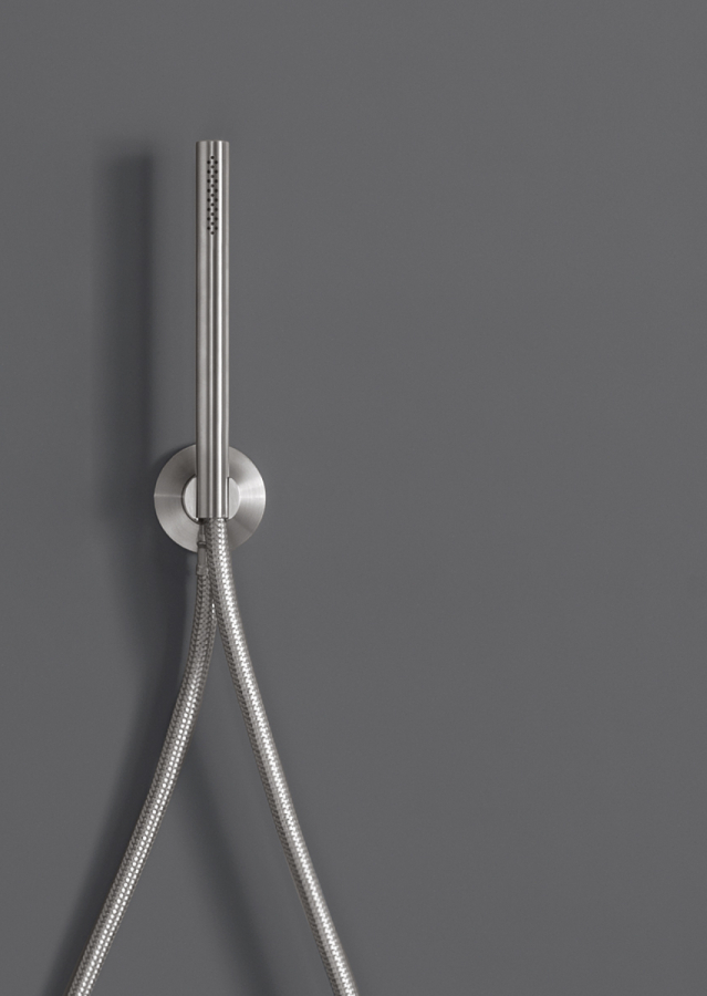 Ручной душ CeaDesign Free Ideas, цилиндрический Ø18x200h мм, с настенным держателем и подключением к воде, шланг в стальной оплётке, сталь, цвет полированная нержавеющая сталь - изображение 1
