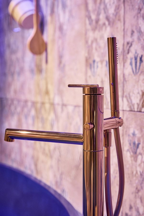 Смеситель для ванны Gessi Ingranaggio, напольный, с ручным душем, встраиваемый, цвет Warm Bronze Brushed PVD - изображение 1